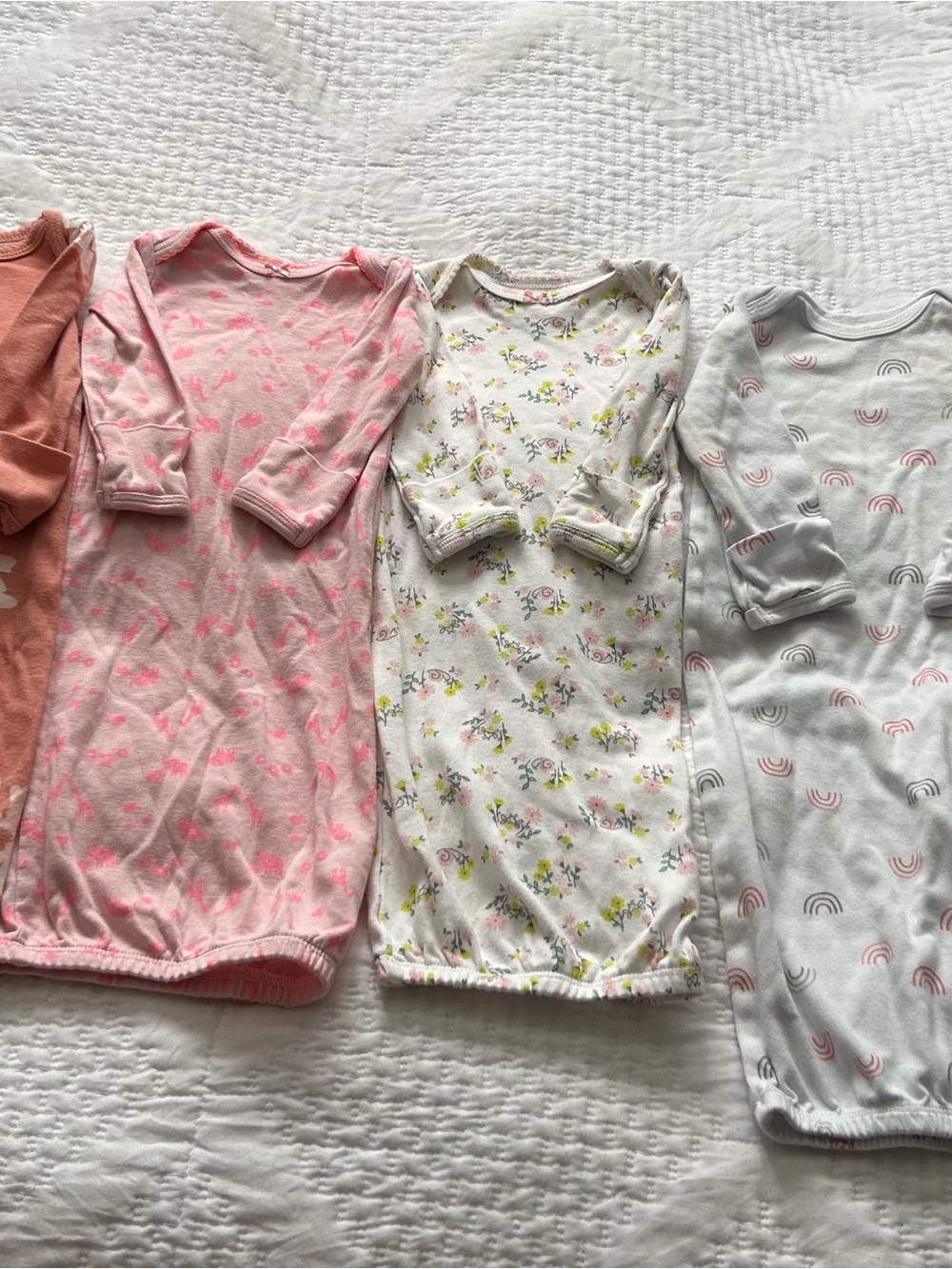 Bundle: Simple Joys by Carter's Baby Gowns (Bundle of 6)
Newborn to 3 months.
